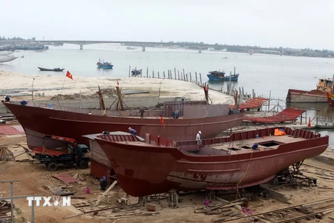 Đóng tàu vỏ thép tại Công ty TNHH đóng tàu Cửa Việt, thị trấn Cửa Việt, tỉnh Quảng Trị. (Ảnh: Vũ Sinh/TTXVN)