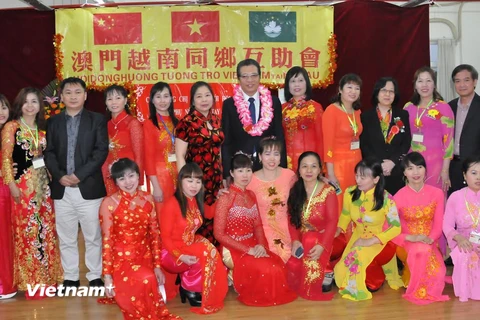 Thứ trưởng Ngoại giao, Đại sứ Đặng Minh Khôi (áo đen, đứng giữa) chụp ảnh lưu niệm cùng bà con người Việt tại Macau. (Ảnh: Xuân Tuấn-Đức Nam-Mỹ Anh/Vietnam+)