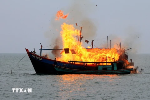 Một tàu đánh cá của Malaysia bị đánh chìm tại khu vực ngoài khơi Belawan, phía đông đảo Sumatra, Indonesia ngày 18/8/2015. (Nguồn: AFP/TTXVN)