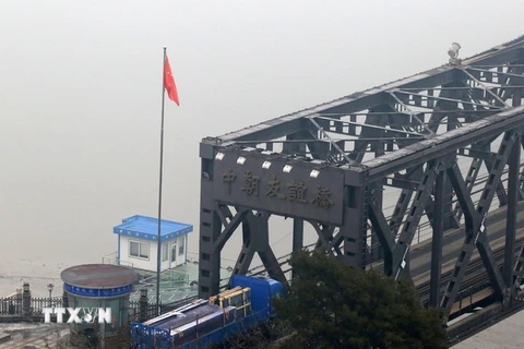 Xe tải của Trung Quốc qua cầu Yalu từ thị trấn cửa khẩu Dandong, hướng tới thị trấn Sinuiju của Triều Tiên ngày 3/3. (Nguoonf: AFP/TTXVN)