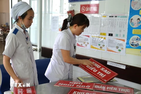 Các bác sỹ tại Khoa Y học nhiệt đới - Bệnh viện Đà Nẵng chuẩn bị công tác tiếp nhận bệnh nhân nhiễm virus Zika nếu có. (Ảnh: Đinh Văn Nhiều/TTXVN)