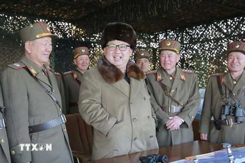 Nhà lãnh đạo Triều Tiên Kim Jong-un thị sát một cuộc diễn tập quân sự tại một địa điểm bí mật ở Triều Tiên. (Nguồn: Reuters/TTXVN)