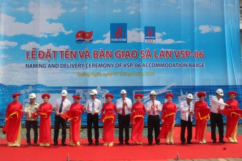 Bàn giao sà lan đa công năng cho Liên danh Việt-Nga Vietsopetro