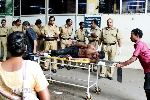 Chuyển một nạn nhân bị thương trong vụ hỏa hoạn tới bệnh viện ở Paravur. (Nguồn: AFP/TTXVN)