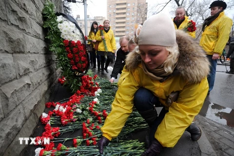 Đặt hoa bên ngoài Đại sứ quán Ba Lan ở thủ đô Moskva (Nga) ngày 10/4/2011 để tưởng niệm các nạn nhân vụ tai nạn máy bay. (Nguồn: AFP/TTXVN)