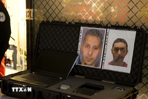 Thông báo truy nã đối tượng Salah Abdeslam (trái) và Mohamed Abrini (phải) tại sân bay Roissy-Charles-de-Gaulle ở ngoại ô thủ đô Paris, Pháp ngày 3/12/2015. (Nguồn: AFP/TTXVN)