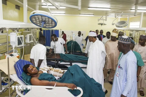 Tổng thống Nigeria Muhammadu Buhari (giữa, hàng đầu) thăm các nạn nhân bị thương trong vụ tấn công tại bệnh viện ở Abuja ngày 4/10/2015. (Nguồn: Reuters/TTXVN)