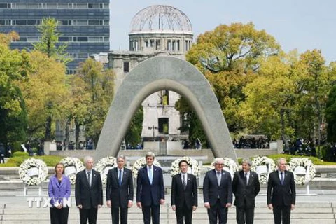 Các nhà lãnh đạo chụp ảnh chung tại Công viên Hòa bình ở Hiroshima ngày 11/4. (Nguồn: Kyodo/TTXVN)