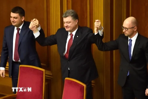 Tổng thống Ukraine Petro Poroshenko (giữa), Thủ tướng Ukraine Arseniy Yatsenyuk (phải) và Chủ tịch Quốc hội Volodymyr Groysman tại phiên họp đầu tiên của Quốc hội ngày 27/11/2014. (Nguồn: AFP/TTXVN)