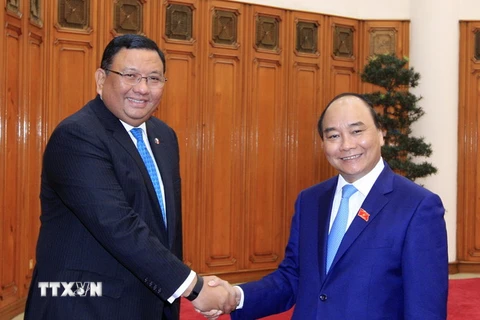 Thủ tướng Nguyễn Xuân Phúc tiếp Bộ trưởng Ngoại giao Philippines Jose Almendras đang thăm Việt Nam. (Ảnh: Thống Nhất/TTXVN)