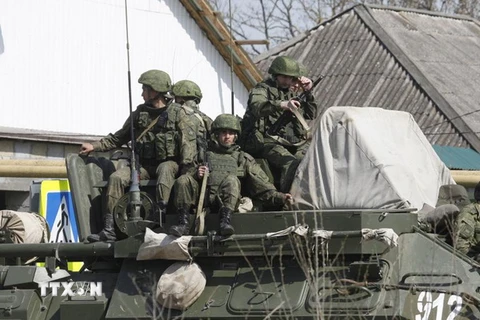 Lực lượng vũ trang Nga gác gần trụ sở đồn cảnh sát ở Novoselitsky. (Nguồn: Reuters/TTXVN)