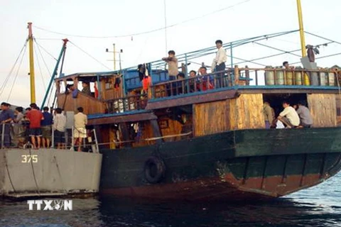 Hải quân Phillipines ngăn chặn các ngư dân nước ở phía ngoài bãi cạn Scarborough. (Nguồn: AFP/TTXVN)