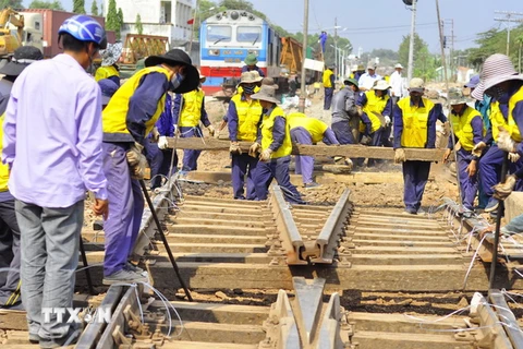 Công nhân tiến hành tháo dỡ những đường tàu cũ tại ga Hố Nai. (Ảnh: Công Phong/TTXVN)