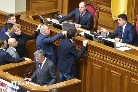  Chủ tịch Quốc hội Volodymyr Groysman (phải, phía trên) trong một phiên họp Quốc hội ở thủ đô Kiev ngày 29/3. (Nguồn: AFP/TTXVN)