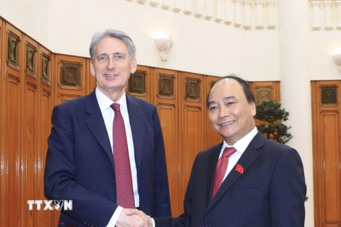Thủ tướng Nguyễn Xuân Phúc tiếp Bộ trưởng Ngoại giao Liên hiệp Vương quốc Anh và Bắc Ireland Philip Hammond đang thăm chính thức Việt Nam. (Ảnh: Thống Nhất/TTXVN)