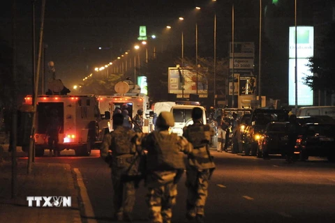 Binh sỹ thuộc phái bộ EU điều tra tại hiện trường vụ tấn công. (Nguồn: AFP/TTXVN)