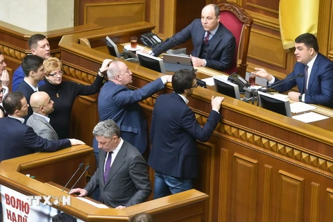 Chủ tịch Quốc hội Volodymyr Groysman (phải, phía trên) trong một phiên họp Quốc hội ở thủ đô Kiev ngày 29/3. (Nguồn: AFP/TTXVN)