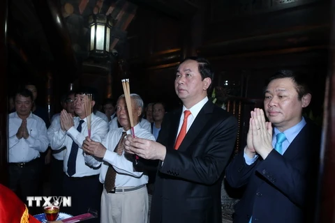 Chủ tịch nước Trần Đại Quang dâng hương tại Đền Vua Lê Đại Hành. (Ảnh: Nhan Sáng/TTXVN)