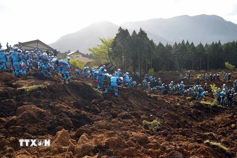 Lực lượng cứu hộ tìm kiếm các nạn nhân động đất tại Minami-Aso, Kumamoto ngày 17/4. (Nguồn: AFP/TTXVN)
