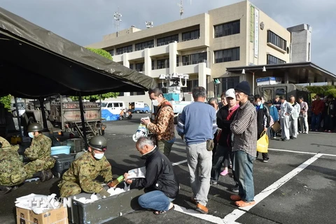 Lực lượng phòng vệ Nhật Bản phân phát lương thực cứu trợ người dân chịu ảnh hưởng của động đất tại Mashiki, tỉnh Kumamoto ngày 17/4. (Nguồn: AFP/TTXVN)