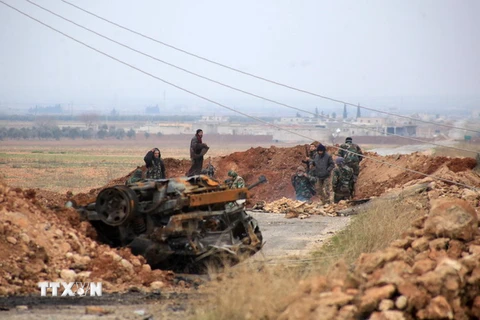 Binh sỹ Syria đóng quân tại thị trấn Ain al-Hanash, gần l-Bab, Aleppo, miền đông Syria ngày 13/1. (Nguồn: AFP/TTXVN)