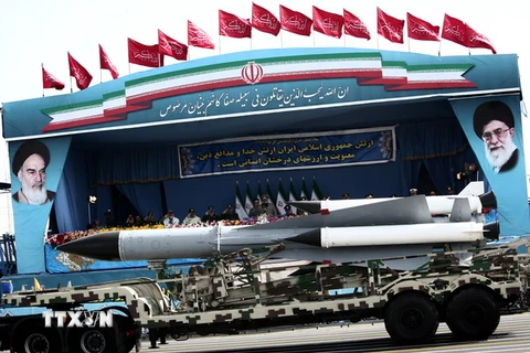 Xe chở hệ thống tên lửa đất đối không S-200 của quân đội Iran diễu hành tại lễ kỷ niệm Ngày Quân đội Iran ở Tehran ngày 18/4. (Nguồn: AFP/TTXVN)