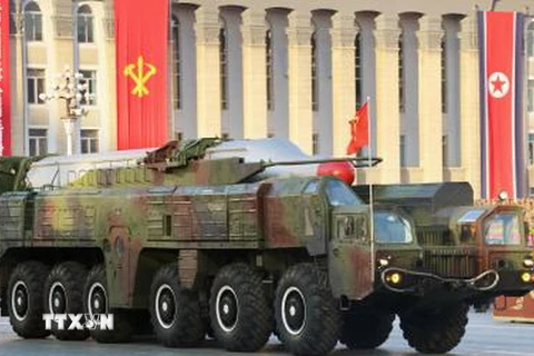 Tên lửa đạn đạo tầm trung Musudan tham gia cuộc duyệt binh tại Bình Nhưỡng tháng 10/2015. (Nguồn: Kyodo/TTXVN)