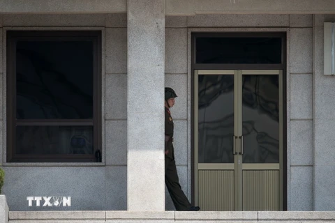 Binh sỹ Triều Tiên gác gần khu phi quân sự Panmunjom giữa Hàn Quốc và Triều Tiên ngày 14/5. (Nguồn: AFP/TTXVN)