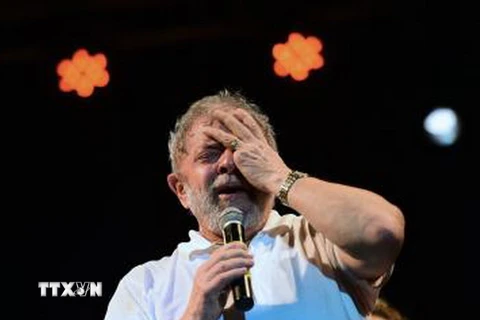Cựu Tổng thống Brazil Lula Da Silva phát biểu trước những người ủng hộ Tổng thống Dilma Rousseff ở Rio de Janeiro ngày 11/4. (Nguồn: AFP/TTXVN)