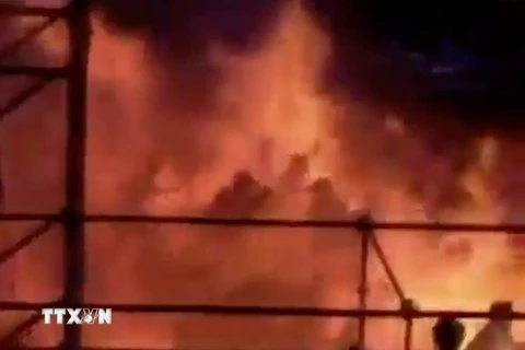 Lửa bốc cao trong vụ cháy công viên giải trí tại thành phố Tân Bắc. (Nguồn: AFP/TTXVN)