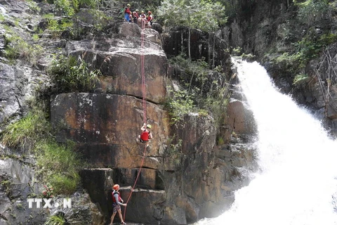 Thành viên trong đoàn kiểm tra trực tiếp trải nghiệm tour du lịch mạo hiểm vượt thác Datanla. (Ảnh: Nguyễn Dũng/TTXVN)