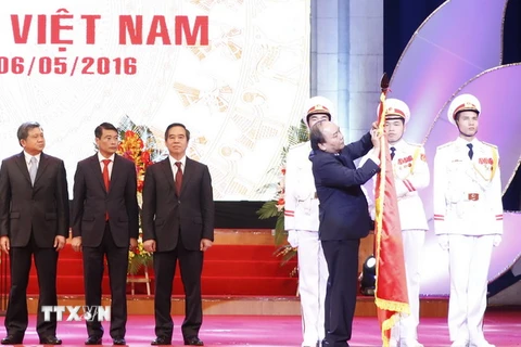 Thủ tướng Nguyễn Xuân Phúc trao tặng Huân chương Hồ Chí Minh của Chủ tịch nước cho Ngân hàng Nhà nước Việt Nam. (Ảnh: Thống Nhất/TTXVN)