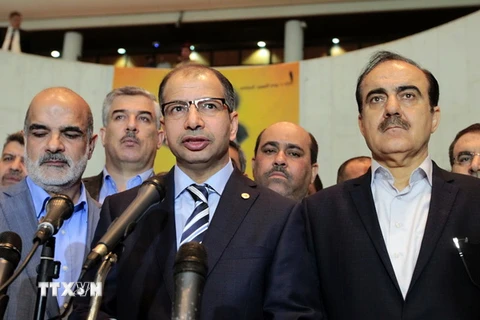 Chủ tịch Quốc hội Iraq Salim al-Juburi (thứ 2, trái) phát biểu trong một cuộc họp báo ở thủ đô Baghdad ngày 13/4. (Nguồn: AFP/TTXVN)