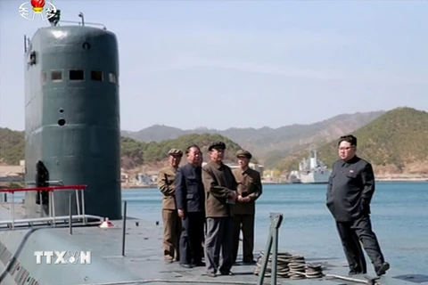 Nhà lãnh đạo Triều Tiên Kim Jong-un (phải) thị sát buổi phóng thử tên lửa đạn đạo từ tàu ngầm SLBM. (Nguồn: Yonhap/TTXVN)
