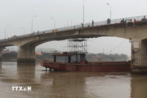 Cầu An Thái đang được khắc phục tại vị trí tàu tàu thủy HP-3016 Thành Luân 28 đâm va. (Ảnh: Mạnh Tú/TTXVN)