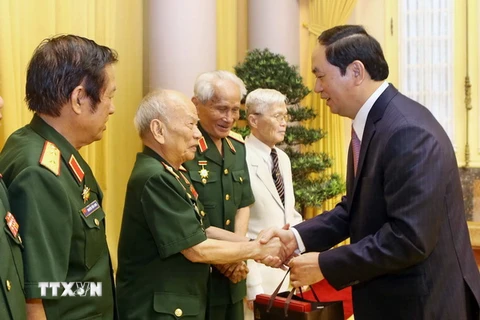Chủ tịch nước Trần Đại Quang tặng quà cho các đại biểu. (Ảnh: Nhan Sáng/TTXVN)
