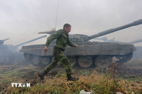 Xe bọc thép của lực lượng ly khai tại cuộc thao diễn quân sự ở thị trấn Torez thuộc khu vực Donetsk ngày 14/9. (Nguồn: AFP/TTXVN)