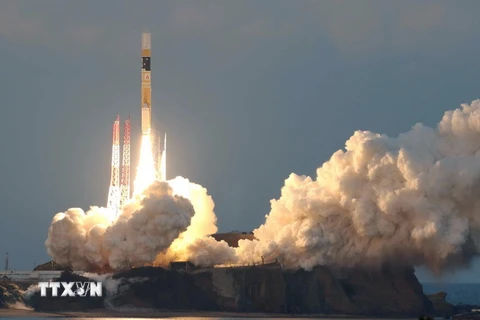 Tên lửa đẩy H-2A mang theo vệ tinh Astro-H rời bệ phóng tại Trung tâm Vũ trụ Tanegashima ở tỉnh Kagoshima, Nhật Bản ngày 17/2. (Nguồn: AFP/TTXVN)