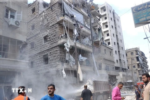 Cảnh đổ nát sau các cuộc giao tranh giữa quân đội Chính phủ và lực lượng nổi dậy tại thành phố Aleppo ngày 28/4. (Nguồn: AFP/TTXVN)