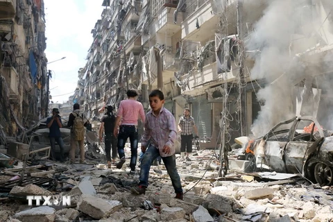 Cảnh đổ nát sau vụ không kích ở thành phố Aleppo ngày 28/4. (Nguồn: AFP/TTXVN)
