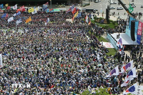 Khoảng 30.000 người dân Hàn Quốc tham gia tuần hành tại thủ đô Seoul ngày 1/5, phản đối dự luật lao động cải cách của Chính phủ và yêu cầu tăng lương tối thiểu. (Nguồn: AFP/TTXVN)