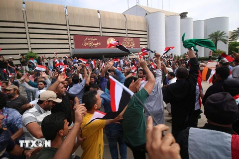 Người dân Iraq tham gia biểu tình bên ngoài tòa nhà Quốc hội tại thủ đô Baghdad ngày 30/4. (Nguồn: AFP/TTXVN)