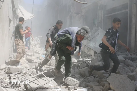 Một nạn nhân bị thương trong cuộc không kích tại khu vực Al-Qatarji ở Aleppo ngày 29/4. (Nguồn: AFP/TTXVN)