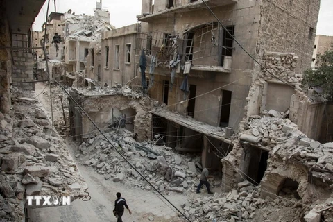 Cảnh đổ nát sau các cuộc giao tranh tại thành phố Aleppo ngày 2/5. (Nguồn: AFP/TTXVN)