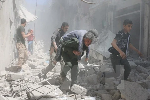 Một nạn nhân bị thương trong cuộc không kích tại khu vực Al-Qatarji ở Aleppo ngày 29/4. (Nguồn: AFP/TTXVN)