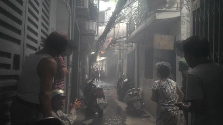 Hà Nội: Lửa bùng phát sau một tiếng nổ lớn trên phố Thái Hà