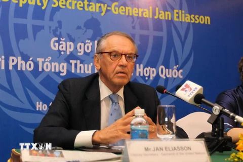 Phó Tổng Thư ký Thường trực Liên hợp quốc Jan Eliasson gặp gỡ các cơ quan báo chí sau chuyến thăm, khảo sát tại tỉnh Bến Tre. (Ảnh: Thanh Vũ/TTXVN) 