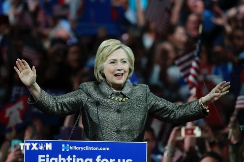 Ứng cử viên Hillary Clinton phát biểu trong chiến dịch tranh cử tại Philadelphia ngày 26/4. (Nguồn: AFP/TTXVN)