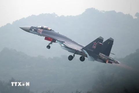 Máy bay chiến đấu Sukhoi SU-35 cất cánh trong chuyến bay thử tại Chu Hải, Quảng Đông, Trung Quốc. (Nguồn: AFP/TTXVN)