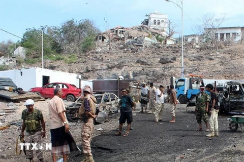 Lực lượng an ninh Yemen điều tra tại hiện trường một vụ đánh bom. (Nguồn: AFP/TTXVN)